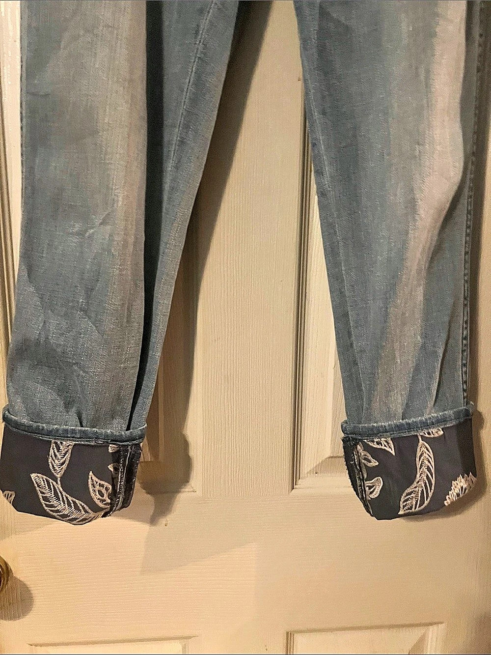 White House Black Market Embroidered Floral Cuff Slim Crop Jeans .Blue and Cream - Picture 3 of 10